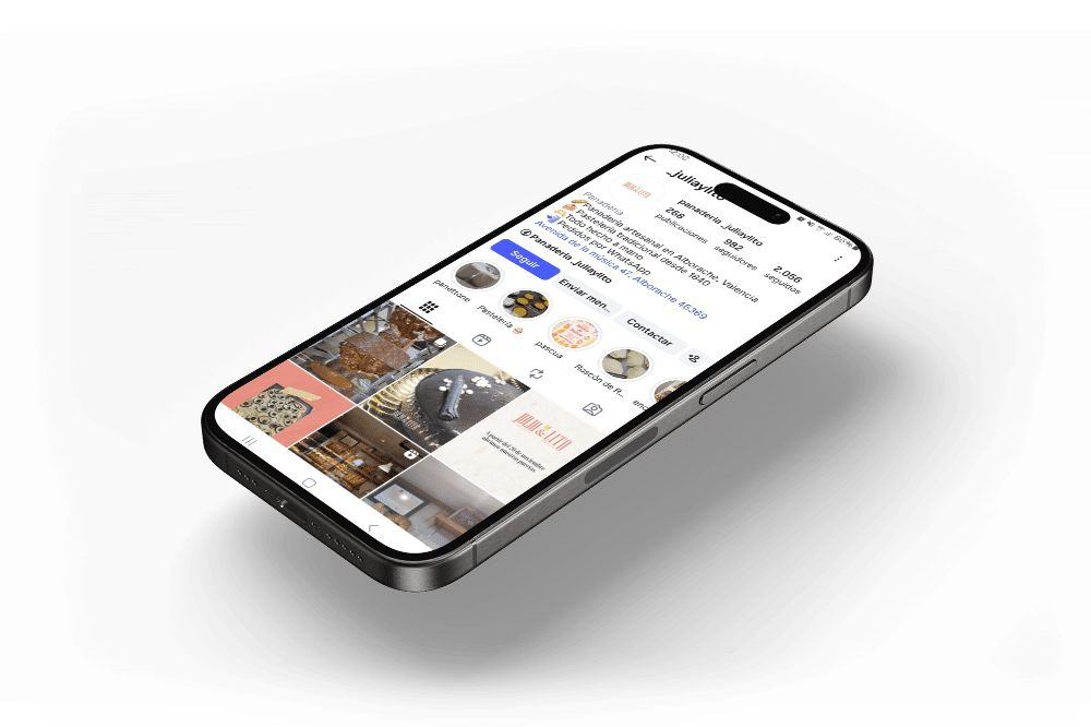 Mockup de diseño web responsive mostrando interfaz UX/UI en dispositivo móvil