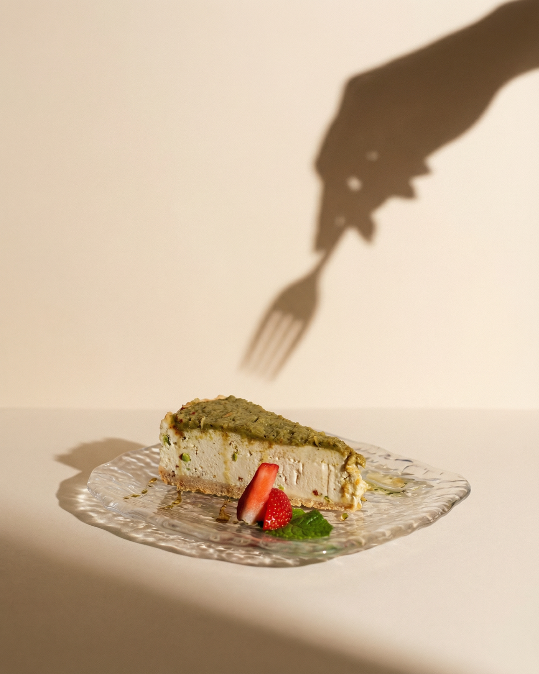 Tarta de queso con pistacho y fresa — LIA