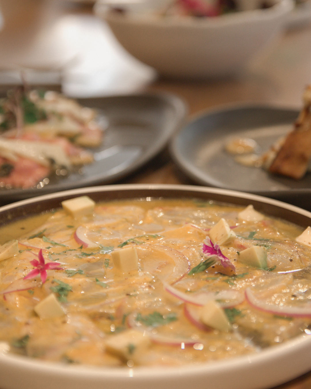 Ceviche de pescado con flores comestibles — LIA