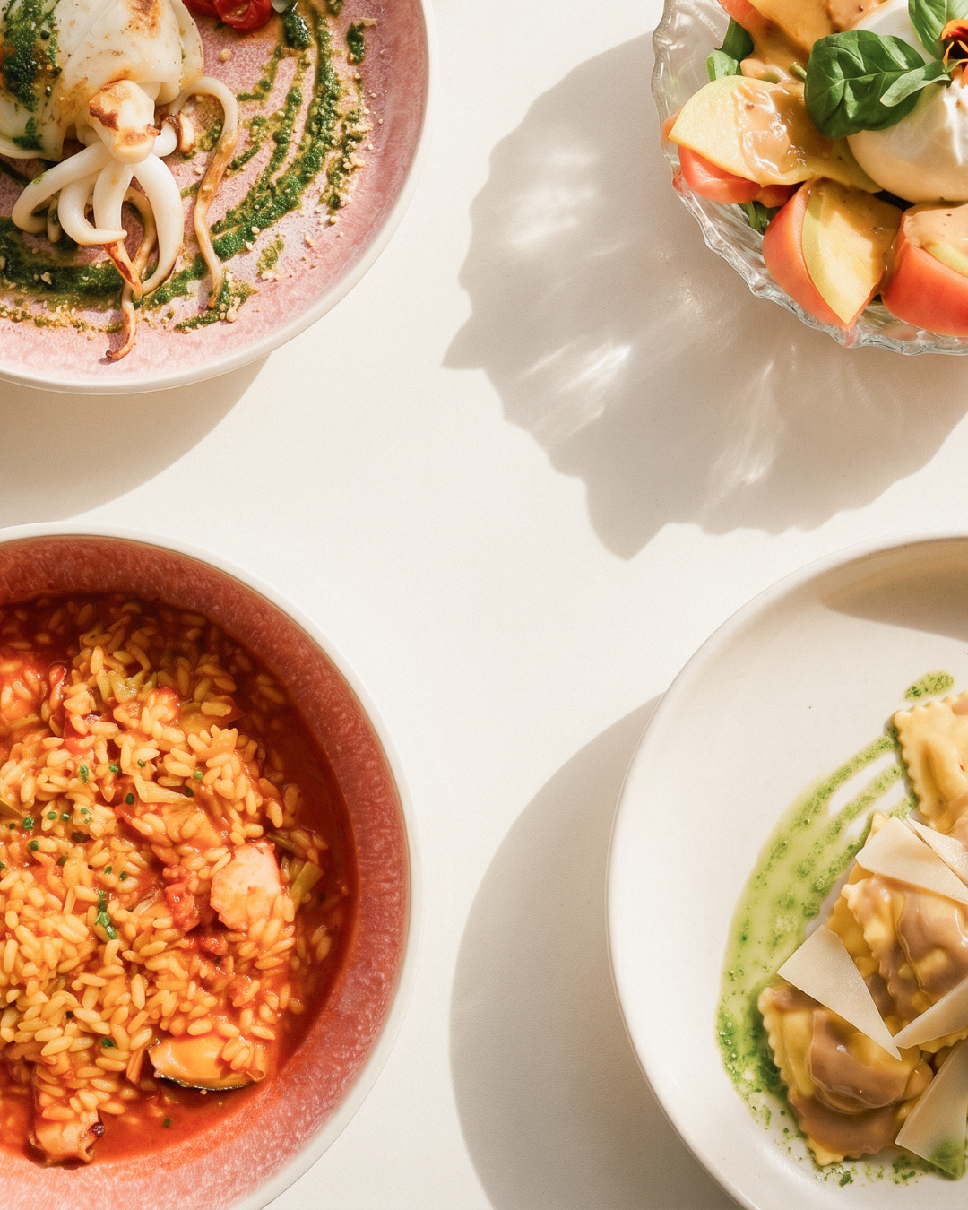 Selección de platos LIA — calamar, arroz meloso, ravioli y ensalada de manzana